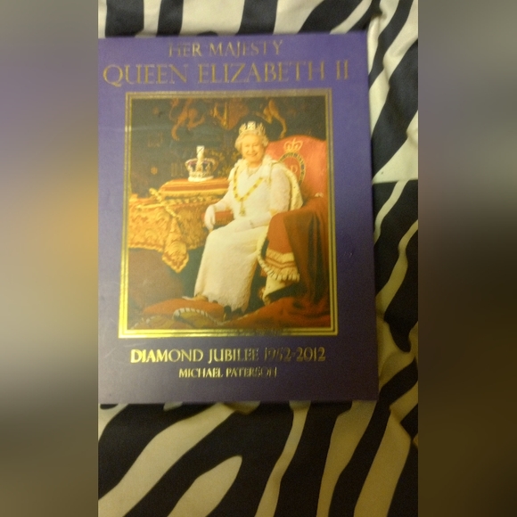 Queen Elizabeth II Diamond Jubilee Book - Picture 2 of 3
